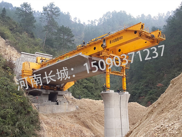 宜賓900噸高鐵架橋機過隧道