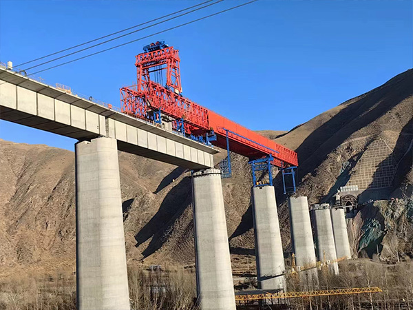 跨鐵路線節(jié)段拼架橋機(jī) 跨鐵路線節(jié)段拼架橋機(jī)
