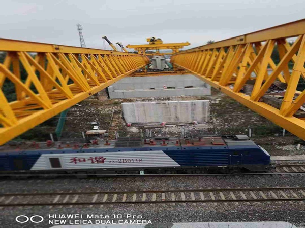 江蘇常州180噸架橋機(jī)跨鐵路線