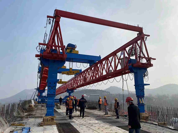 南寧220噸自平衡架橋機架梁